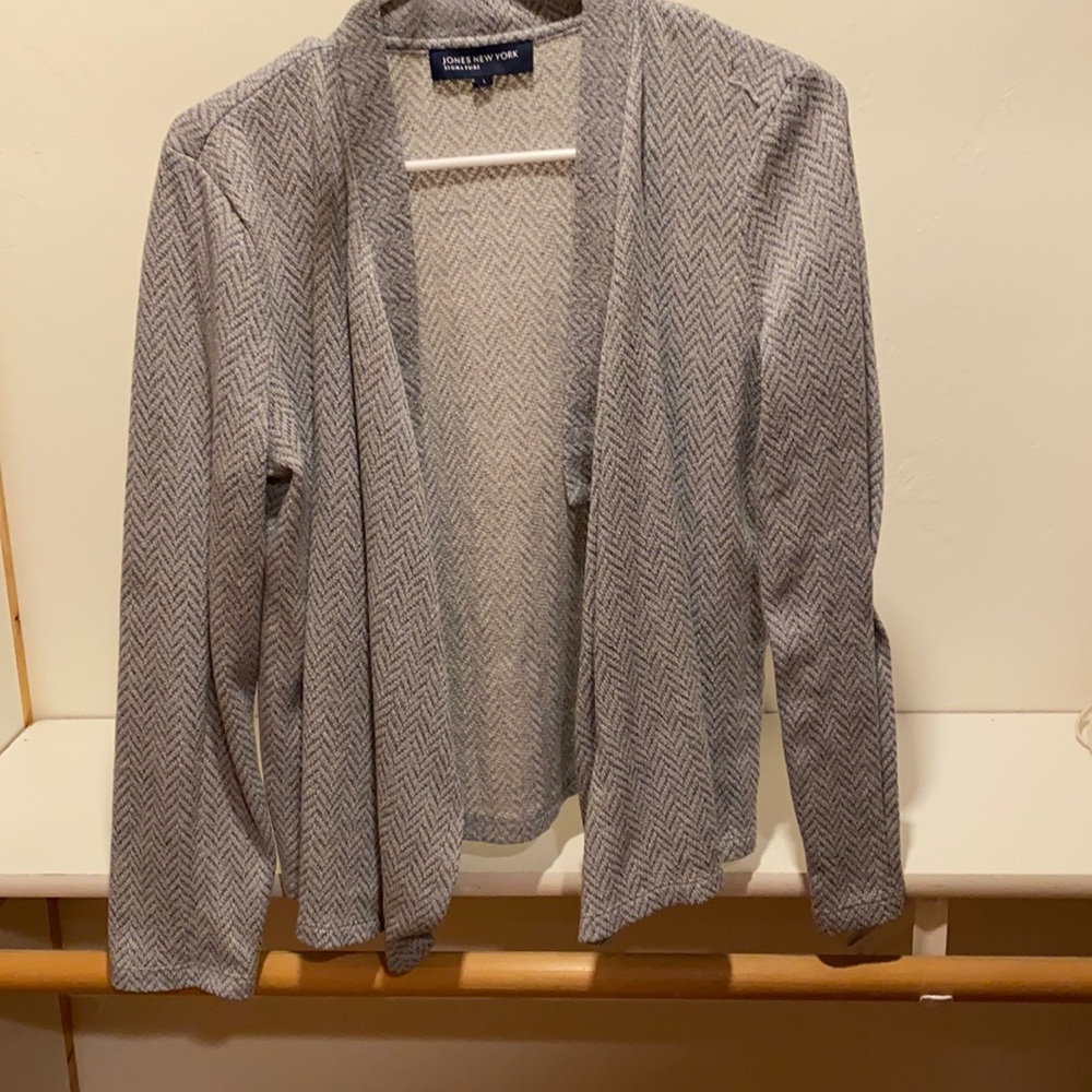 Short casual gray open sweater